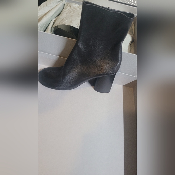 Balenciaga Round-Toe Glove Boots - Picture 5 of 8